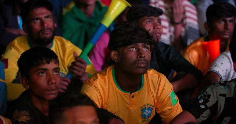 Cena do document&aacute;rio "Dhaka Vibra &ndash; Aventuras futebol&iacute;sticas em Bangladesh"