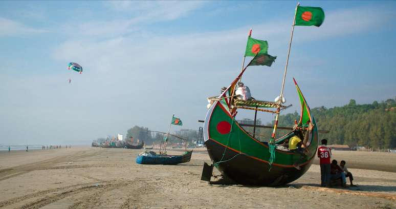 Cena do document&aacute;rio "Dhaka Vibra &ndash; Aventuras futebol&iacute;sticas em Bangladesh"