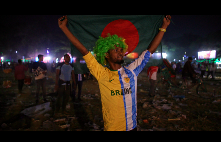 Cena do document&aacute;rio "Dhaka Vibra &ndash; Aventuras futebol&iacute;sticas em Bangladesh"