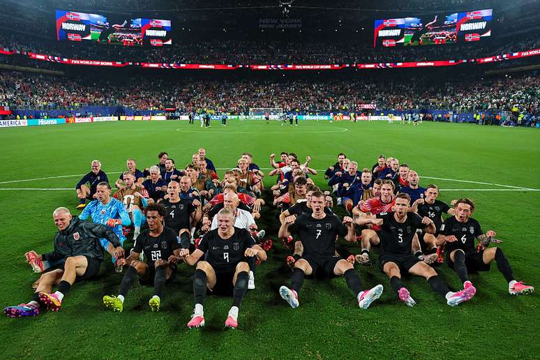 Erling Haaland, da Noruega, e seus companheiros de equipe celebram vit&oacute;ria na Copa do Mundo com os torcedores fazendo a "Remada Viking"