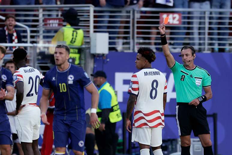 Raphael Claus expulsa atacante dos Estados Unidos