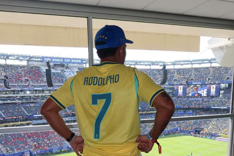 Rodolpho, stylist de Virginia assiste jogo direto de camarote de luxo