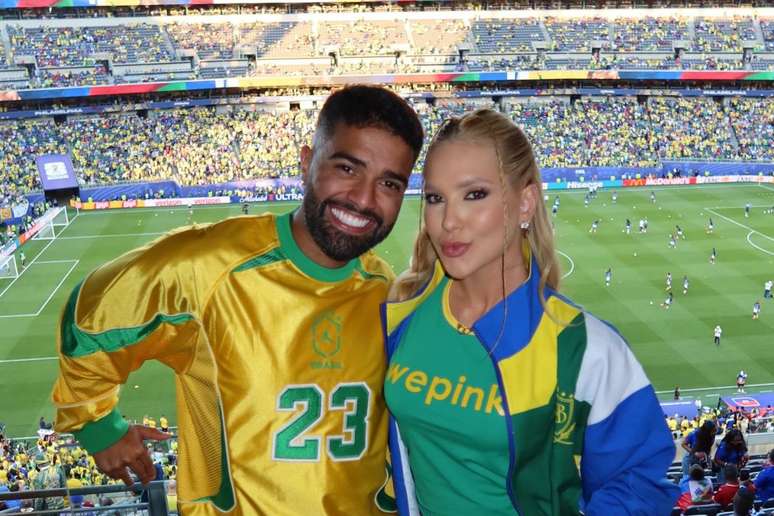 Hebert e Virginia Fonseca posam juntos em camarote