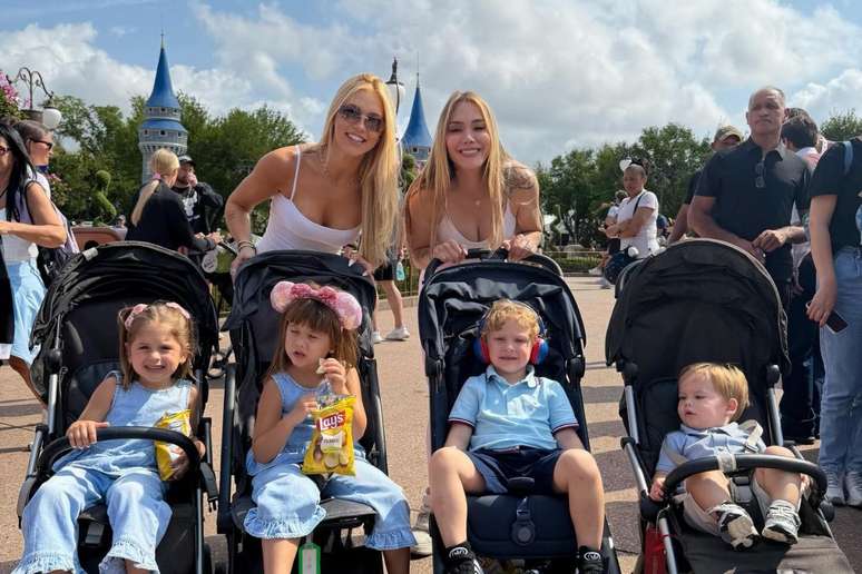 Virginia Fonseca e Samara Pink posam com os filhos na Disney