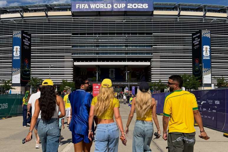 Virginia Fonseca chega ao est&aacute;dio para assistir jogo com amigos