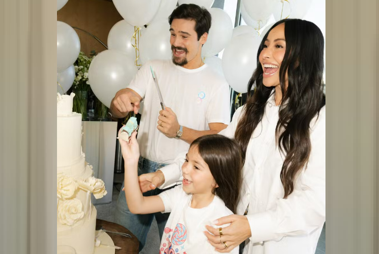 Sabrina Sato com Zoe e Nicolas Prattes