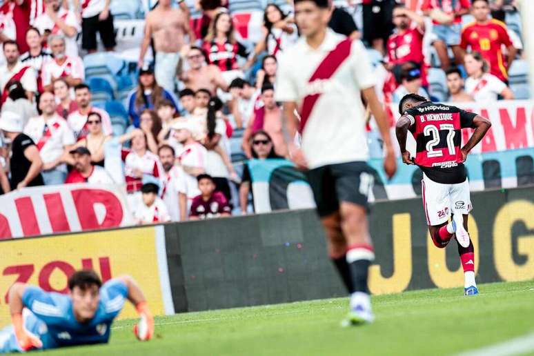 Bruno Henrique sai para o abra&ccedil;o ap&oacute;s balan&ccedil;ar as redes do River Plate &ndash;