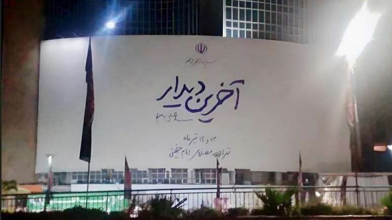 Autoridades iranianas adotaram a frase 'Precisamos nos erguer' como slogan do funeral