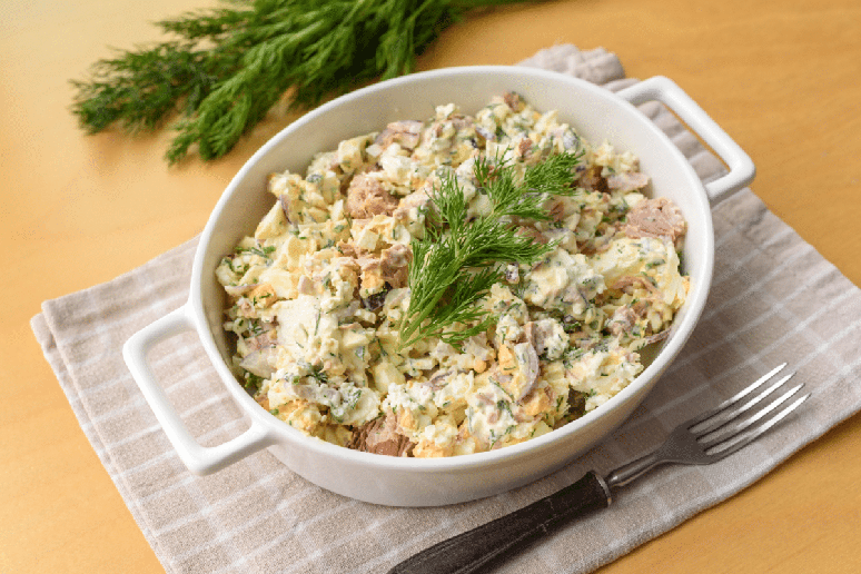Salada de ovo com atum 