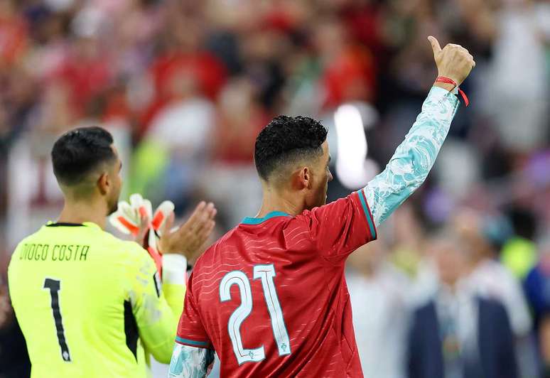 Cristiano Ronaldo com a camisa de Diogo Jota &ndash;
