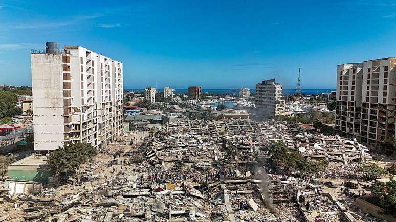 Centenas de pr&eacute;dios sofreram danos graves ou desabaram completamente, segundo informa&ccedil;&otilde;es oficiais