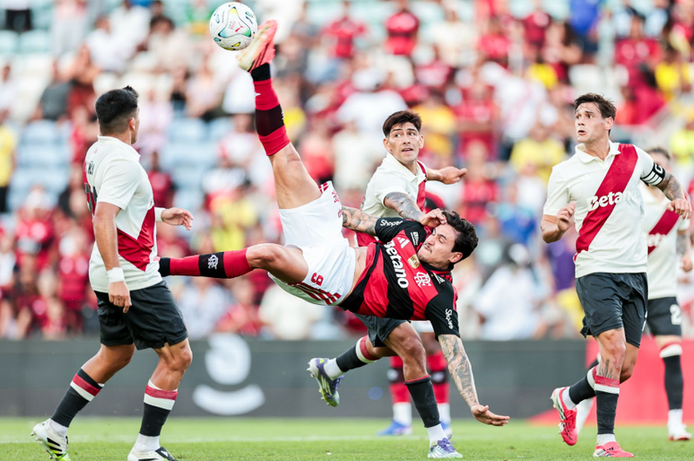 Pedro atuando contra o River Plate &ndash;