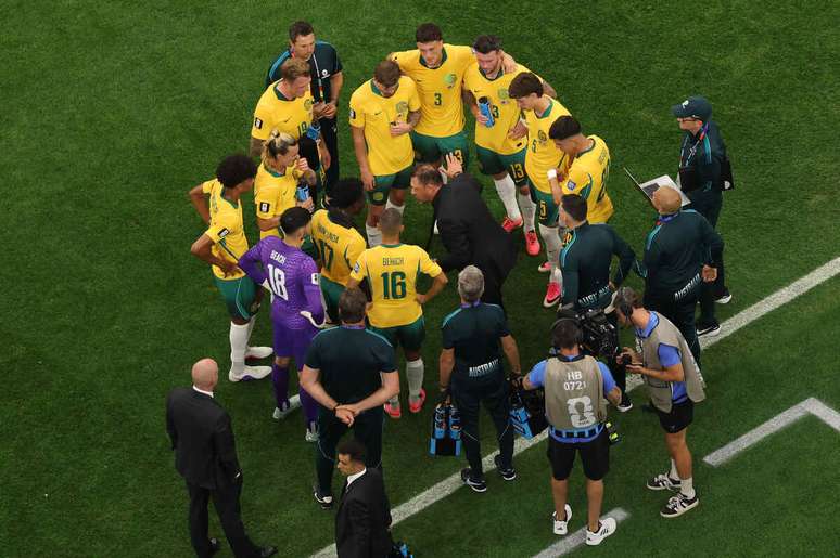 Tony Popovic tentou passar orienta&ccedil;&otilde;es para o seu time contra o Egito &ndash;