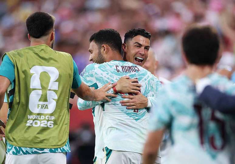 Goncalo Ramos abra&ccedil;a Cristiano Ronaldo ap&oacute;s gol da classifica&ccedil;&atilde;o &ndash; Dan Mullan/Getty Images