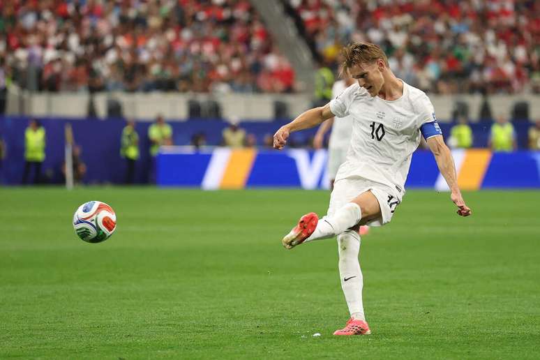 Odegaard reencontra Ancelotti ap&oacute;s conflitos no Real Madrid &ndash;