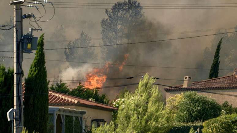 Inc&ecirc;ndio florestal assola casas em Pouzols-Minervois, no sudoeste da Fran&ccedil;a, em 2 de julho de 2026. Fogo &eacute; alimentado pelo vento, a seca e o calor.