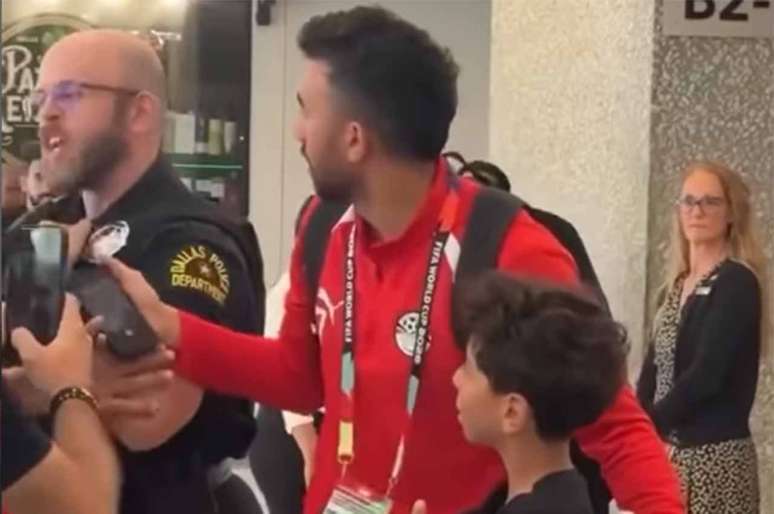 Policial americano reprimiu membros da comiss&atilde;o t&eacute;cnica do Egito na chegada ao hotel em Dallas &ndash; Reprodu&ccedil;&atilde;o de V&iacute;deo