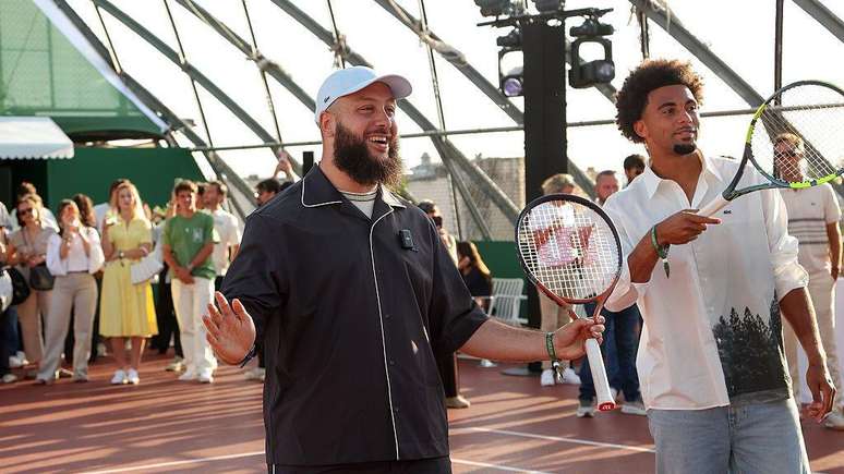 O influenciador franc&ecirc;s Zack Nani, &agrave; esquerda, em festa da Lacoste feita para comemorar o torneio Roland Garros em Paris
