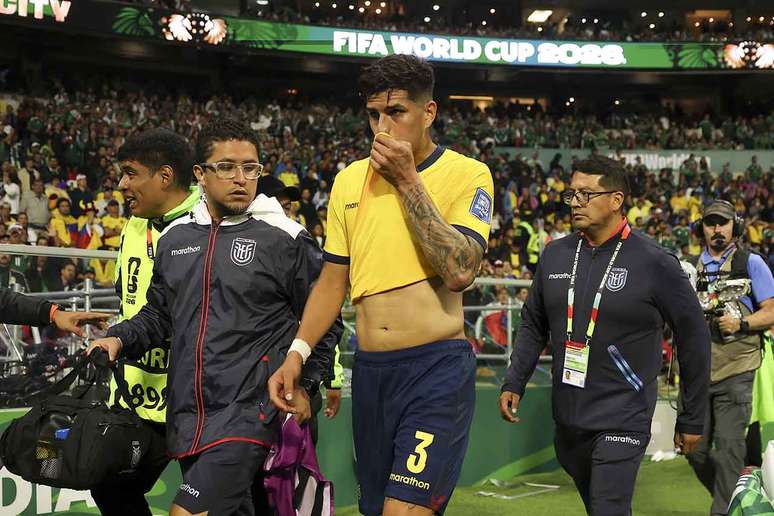 Piero Hincapi&eacute;, do Equador, foi expulso na derrota para o M&eacute;xico na fase 16 avos da Copa do Mundo &ndash;