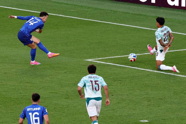 Ivan Perisic em campo pela Cro&aacute;cia contra Portugal &ndash;