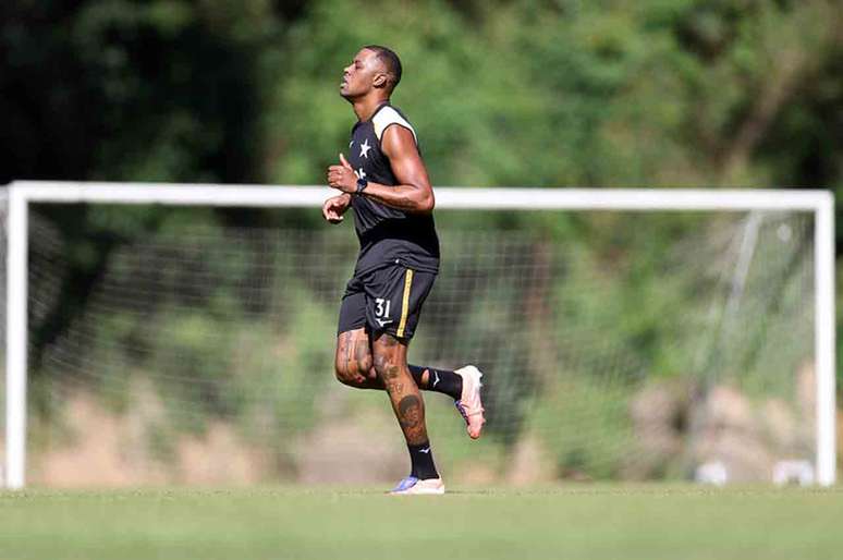 Kaio Pantel&atilde;o faz trabalhos no campo, mas ainda n&atilde;o tem data exata para voltar &ndash;