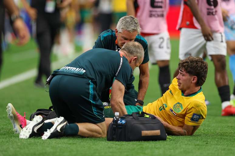 Jordan Bos recebendo atendimento ainda em campo ap&oacute;s entrada de Rabia 