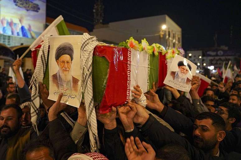 O corpo de Ali Khamenei seguir&aacute; para Najaf, no Iraque