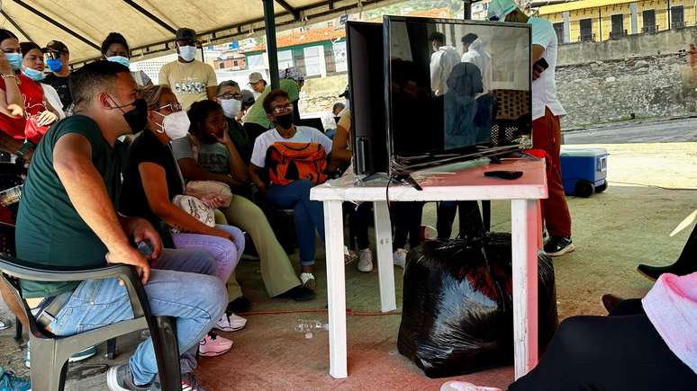 As fam&iacute;lias buscam reconhecer seus parentes pelas imagens que passam em dois televisores. Procuram uma tatuagem, uma cicatriz, uma pe&ccedil;a de roupa ou qualquer sinal que ajude na identifica&ccedil;&atilde;o. Muitos dos corpos j&aacute; s&atilde;o irreconhec&iacute;veis