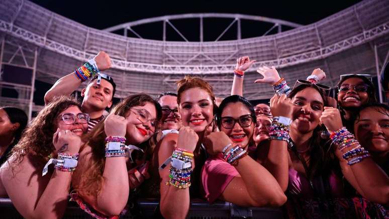 F&atilde;s brasileiros de Taylor Swift exibem as chamadas pulseiras da amizade, que reproduzem letras de m&uacute;sicas da cantora, no Allianz Parque, em S&atilde;o Paulo