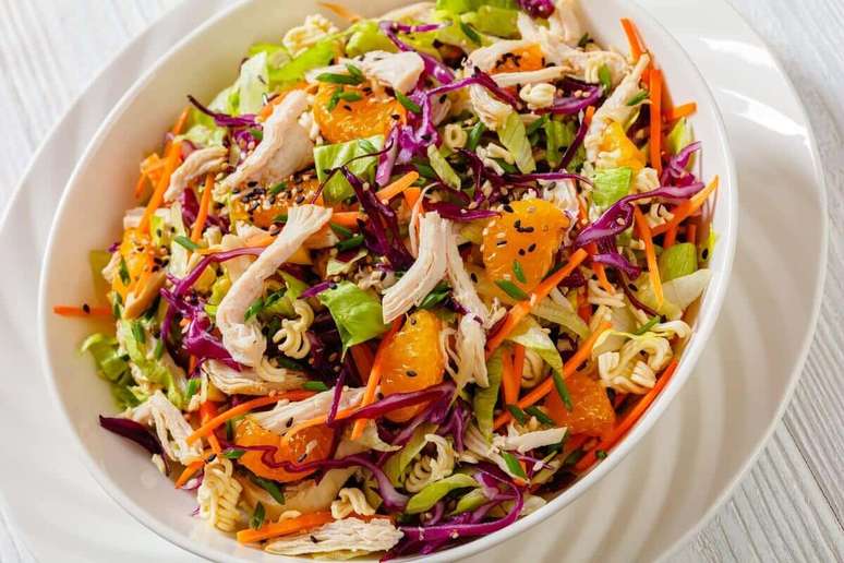 Salada de alface e repolho com frango desfiado 