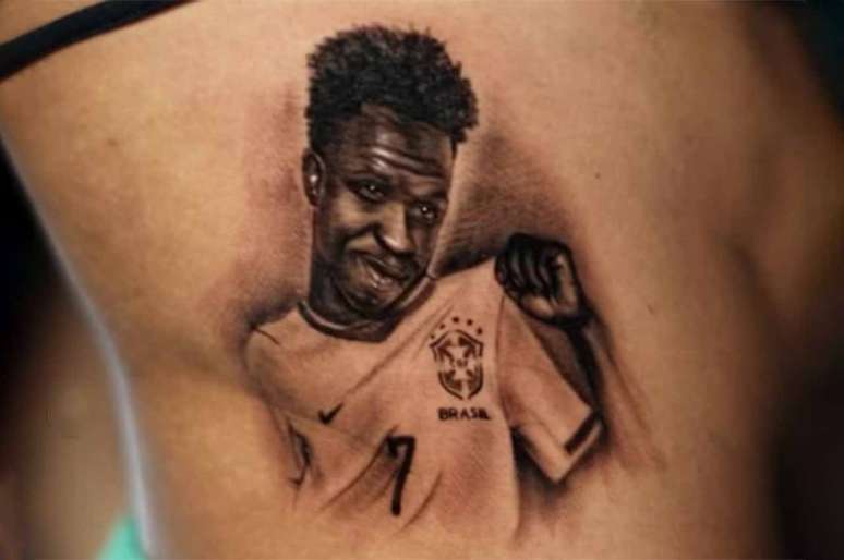 Influenciadora escolheu tatuar o rosto do atacante na regi&atilde;o da costela &ndash; Reprodu&ccedil;&atilde;o instagram @entretemeio