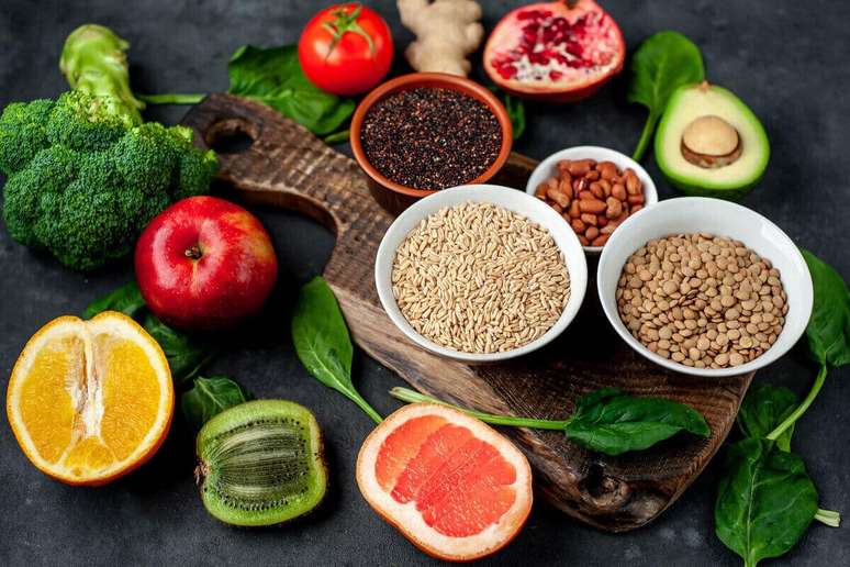 Manter uma alimenta&ccedil;&atilde;o rica em frutas, verduras, legumes, gr&atilde;os integrais e fibras est&aacute; entre as estrat&eacute;gias para favorecer uma microbiota saud&aacute;vel 