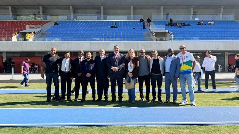 Autoridades, dirigentes, atletas e ex-atletas participaram da cerim&ocirc;nia de reinaugura&ccedil;&atilde;o da pista &Iacute;caro de Castro Melo, no Ibirapuera (Foto:&nbsp;Gebrielle Bessa / FPA)