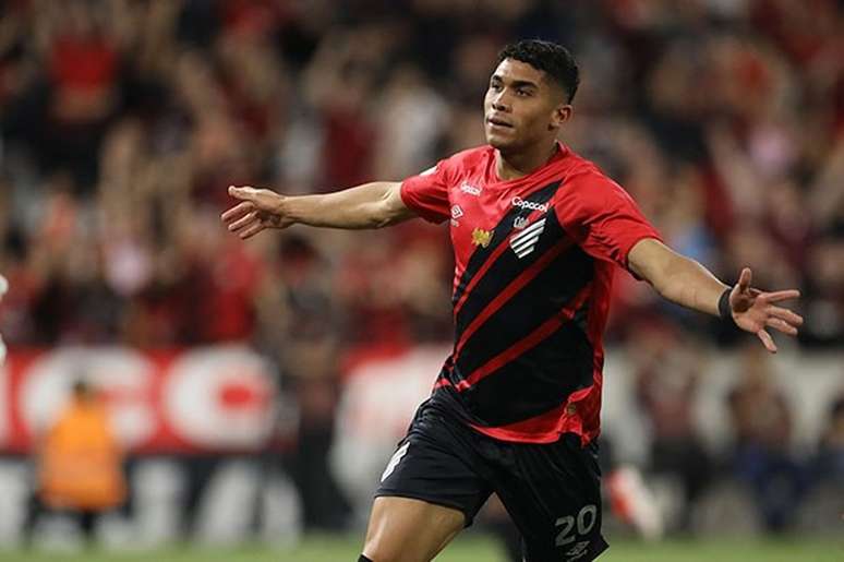 Julimar comemora gol do Athletico na Arena &mdash;