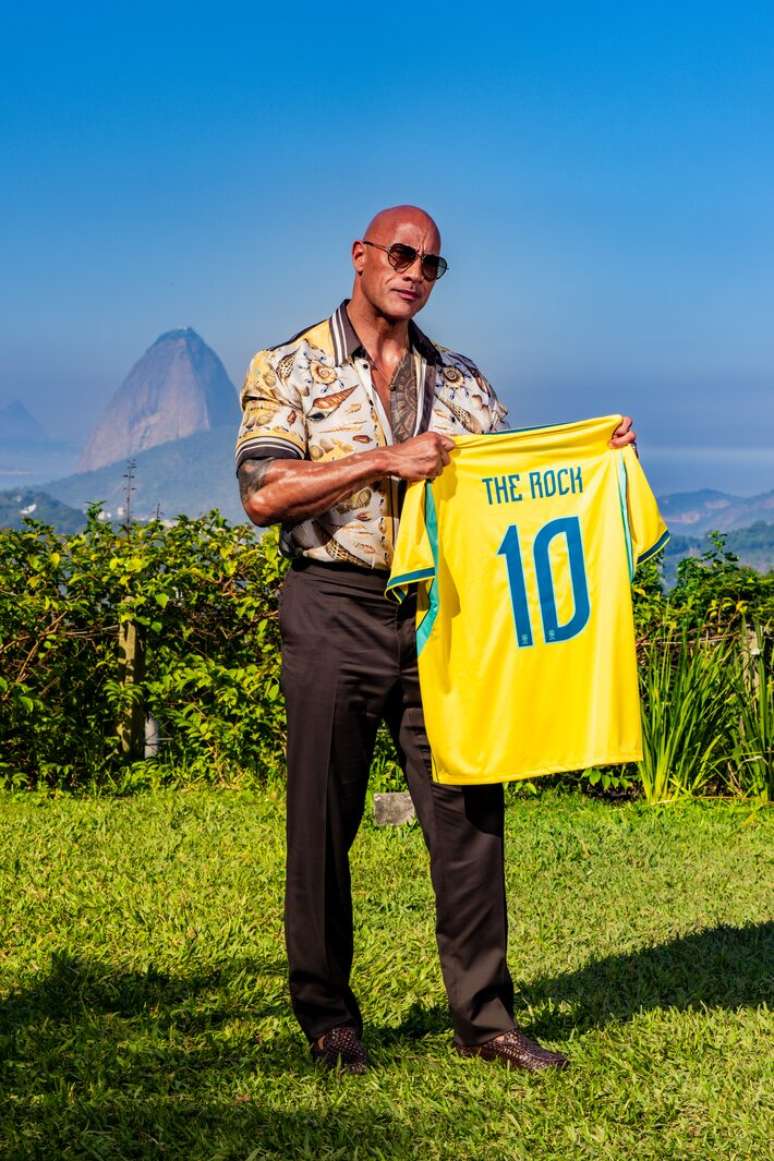 No Brasil, The Rock ganha camisa personalizada da sele&ccedil;&atilde;o brasileira