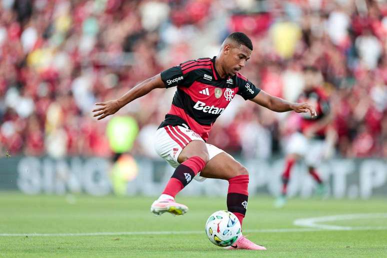 Com um gol e uma assist&ecirc;ncia, Samuel Lino brilha em empate do Flamengo &ndash;