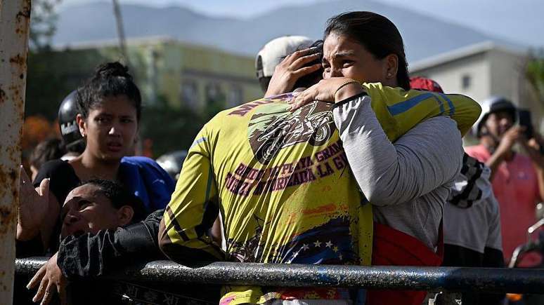 Fam&iacute;lias inteiras ficaram soterradas sob os escombros