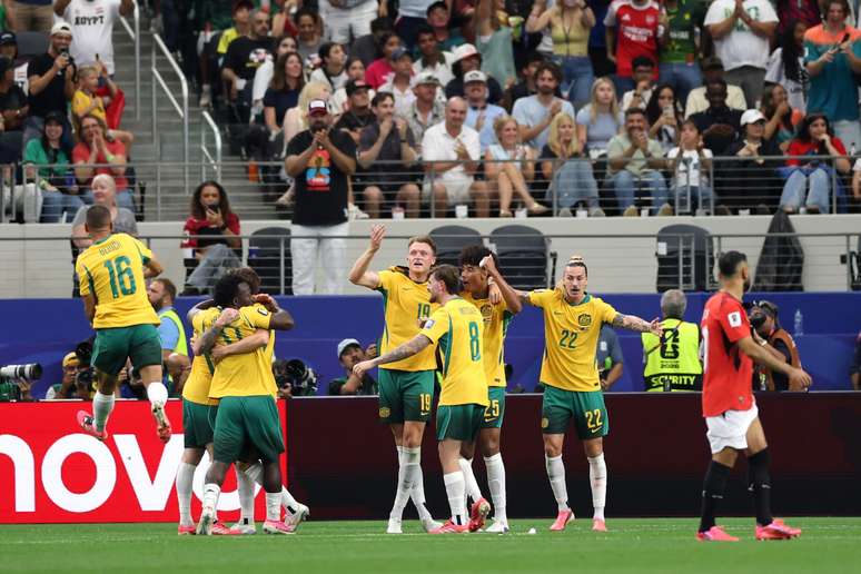 Jogadores da Australia celebram o gol da Sele&ccedil;&atilde;o em Dallas 