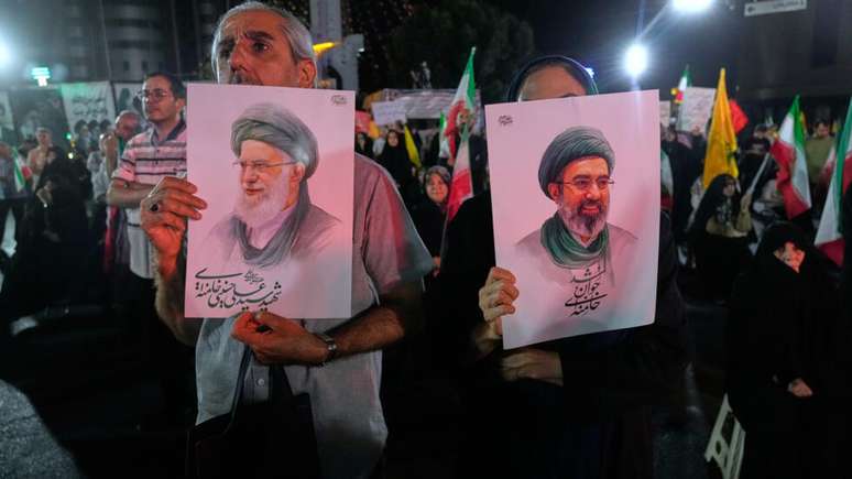 Iranianos exibem retrato de Mojtaba Khamenei (dir.), sucessor de Ali Khamenei. (07/06/2026)
