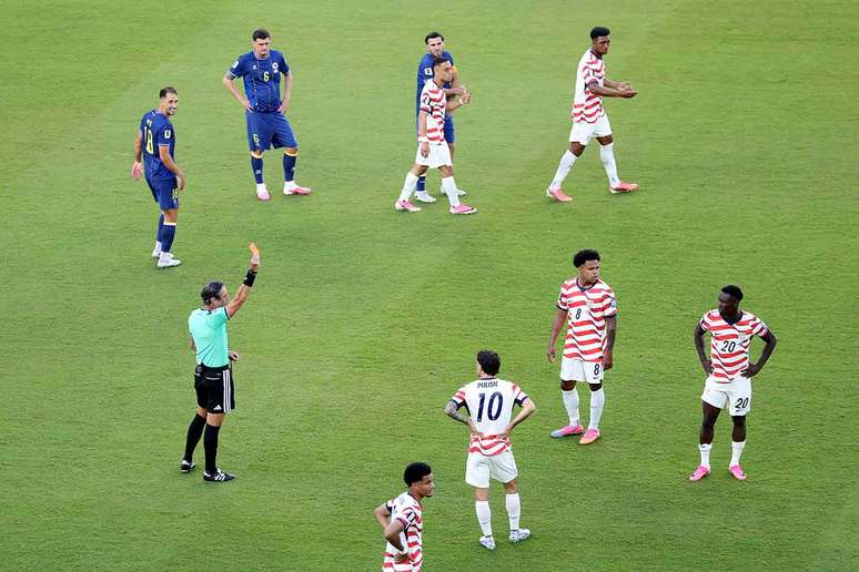 Balogun foi expulso por Raphael Claus em Estados Unidos e B&oacute;snia &ndash;