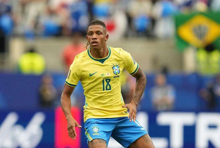 Danilo Santos com a camisa da Sele&ccedil;&atilde;o brasileira
