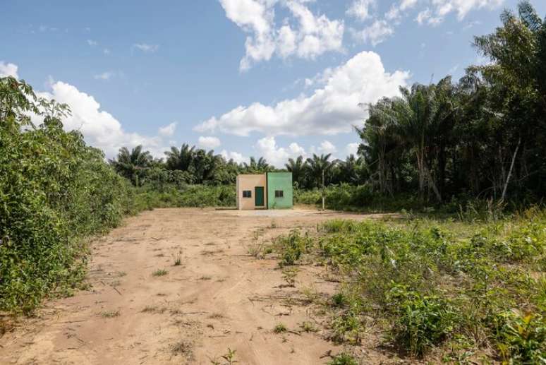 Na foto, a &uacute;nica casa constru&iacute;da, e ainda abandonada, das 300 previstas, por meio de emendas parlamentares indicadas pelo ex-senador Mecias de Jesus e o ex-deputado federal e atual ministro do TCU Jhonatan de Jesus.