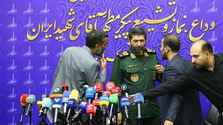 O comandante da Corpora&ccedil;&atilde;o Mohammad Rasulollah, Hassan Hassanzadeh, declarou que o caix&atilde;o de Khamenei ser&aacute; exibido sobre uma plataforma elevada