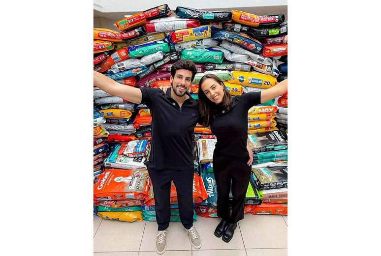 Julinho Casares e Lara com parte das doa&ccedil;&otilde;es de ra&ccedil;&atilde;o recebidas no casamento: vida dedicada &agrave; prote&ccedil;&atilde;o animal