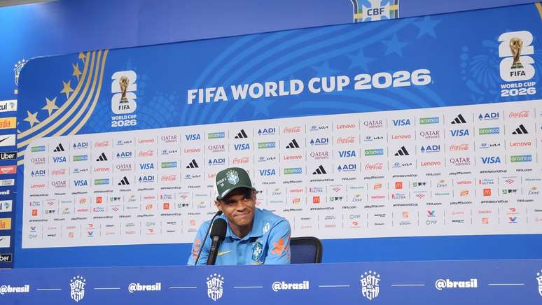 Douglas Santos concede entrevista no hotel da Sele&ccedil;&atilde;o Brasileira nesta sexta