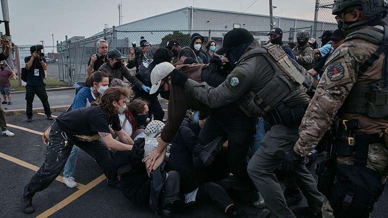 Manifestantes entram em confronto com agentes federais durante protesto em frente ao centro de deten&ccedil;&atilde;o Delaney Hall, em Newark, em junho de 2025. O local, administrado pelo ICE, fica a poucos quarteir&otilde;es do bairro do Ironbound