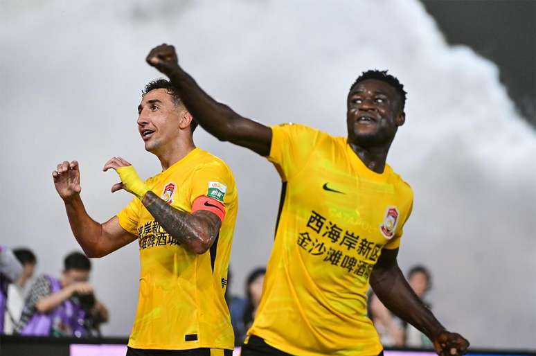 Davidson (dir.) comemora segundo gol do Qingdao West Coast &ndash;