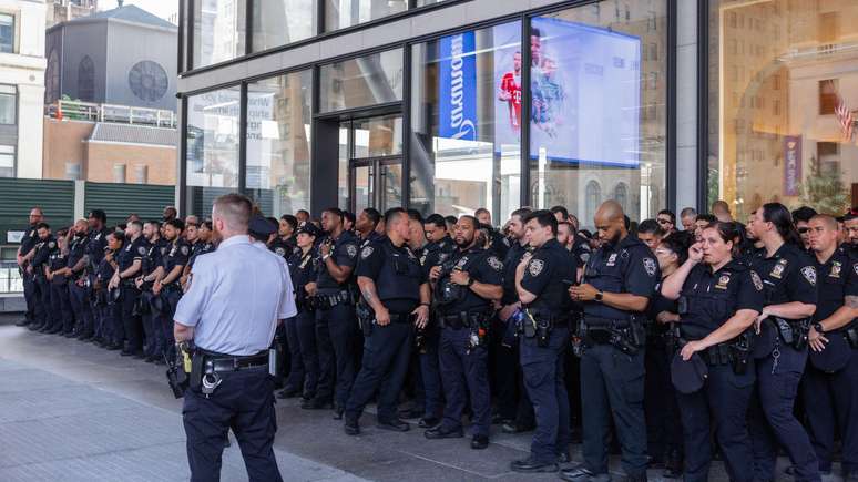 Dezenas de policiais foram mobilizados para patrulhar a arena e os arredores do casamento