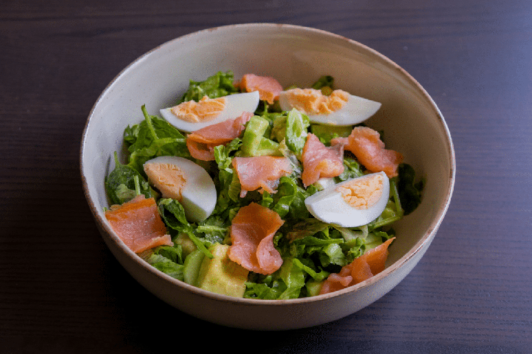 Salada com salm&atilde;o, ovo e abacate 