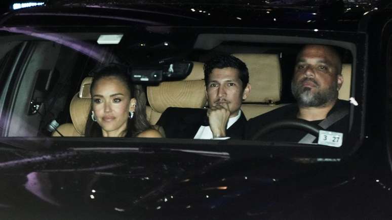 Os atores Jessica Alba e Danny Ramirez